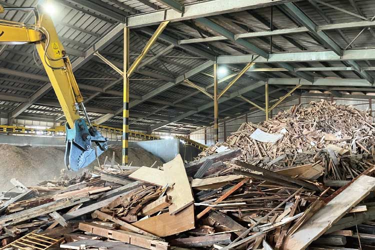 リサイクル設備処理 木くず破砕機 松浦商事株式会社 福島県会津若松市 産業廃棄物処理業 / 下水道維持管理 / 産業・一般廃棄物収集運搬